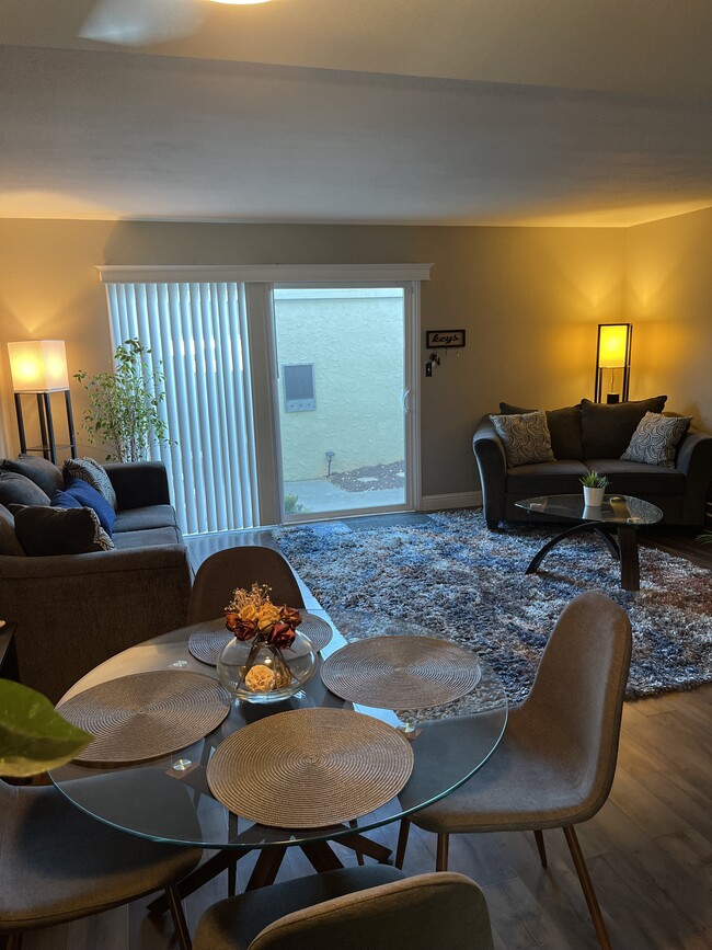 Living and Dining Room - 59 Meadowbrook Ave Casa Adosada