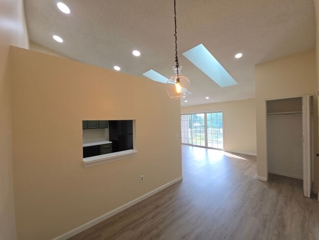 12 Amberly Ct