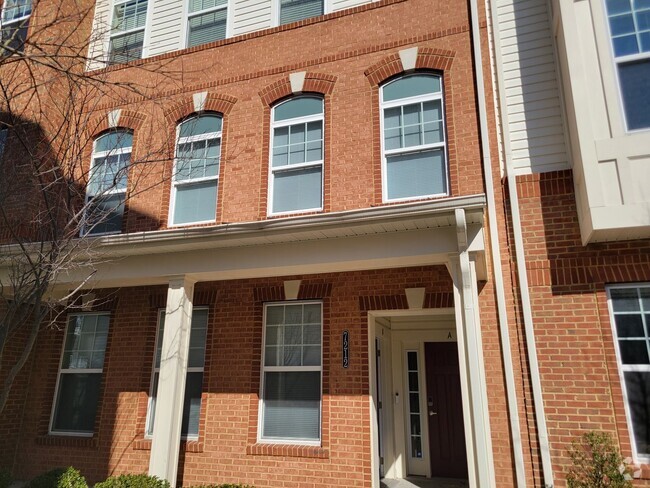 Building Photo - Lovely 3 BR/2.5 BA Townhome in Hanover!