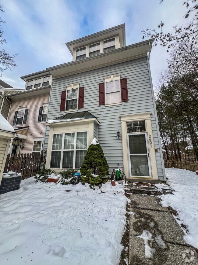 Building Photo - Townhome in Piney Orchard