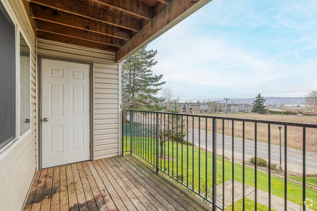 2BR, 2BA - 946SF - Balcony