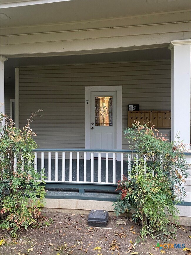 527 W San Antonio St Unit 7