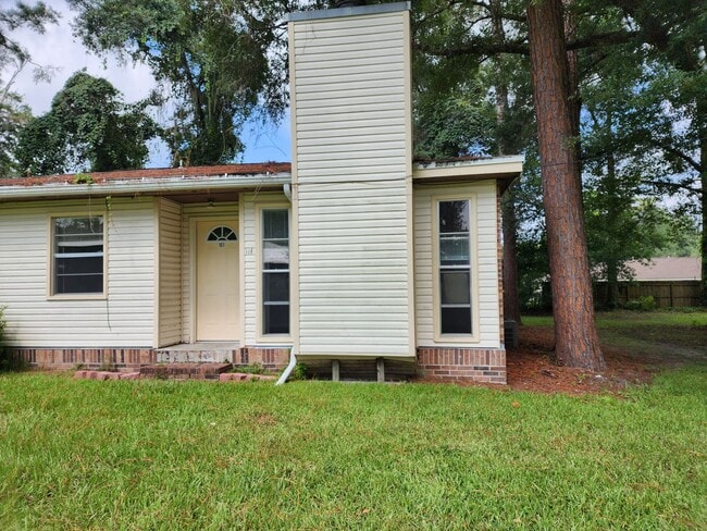 Building Photo - Coming Soon -2 Bedroom 1 Bath -Duplex Lake City