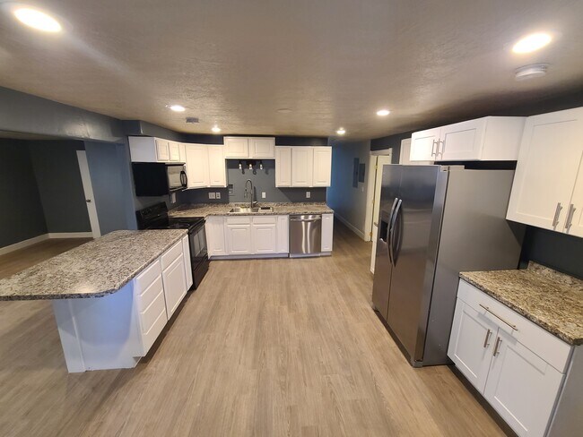 Full Kitchen - 6633 W Sierra Oaks Dr Unit B