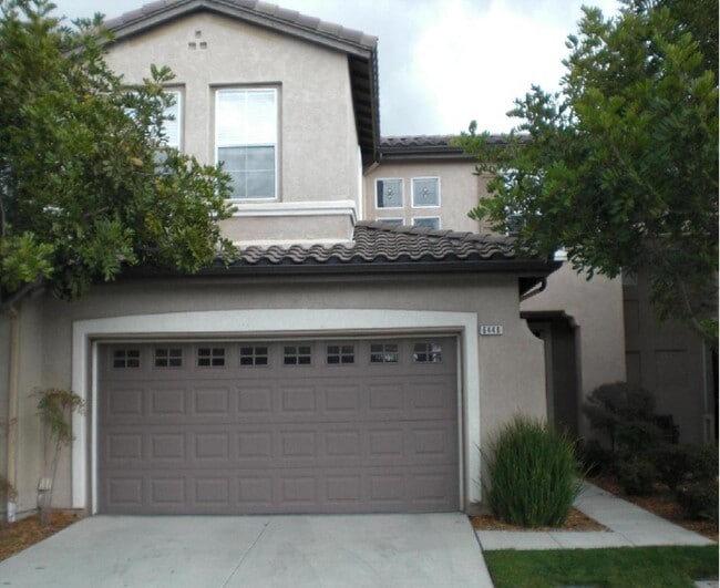 Building Photo - Spacious Townhouse located in Poinsettia Heights