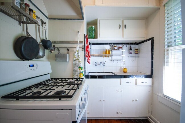Photo - 2902 Hemphill Park
