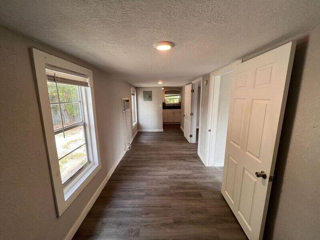 Photo - 718 W 7th St