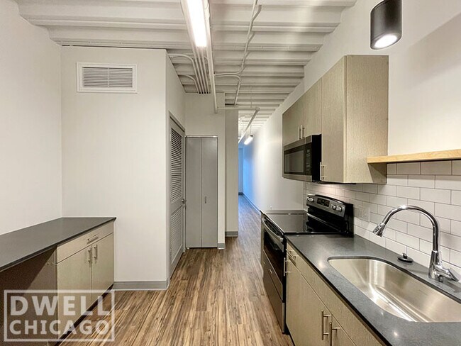 Building Photo - 951 W Dakin St Rental