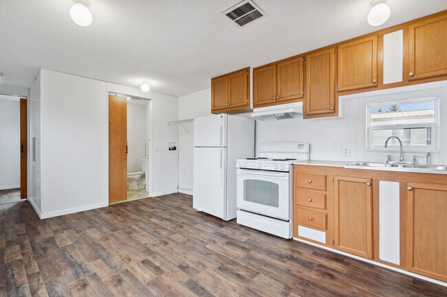 Photo - 111 S Cedar Dr