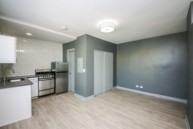 Photo - 944 W Montrose Ave