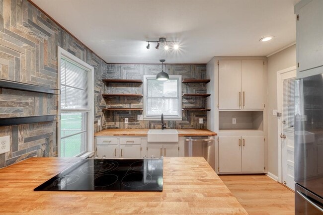 Photo - 707 N Main St