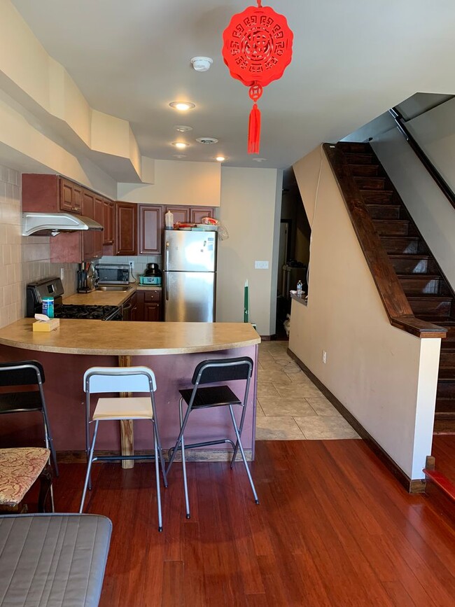 Building Photo - 672 N 33rd St Unit 2fl & 3fl Rental