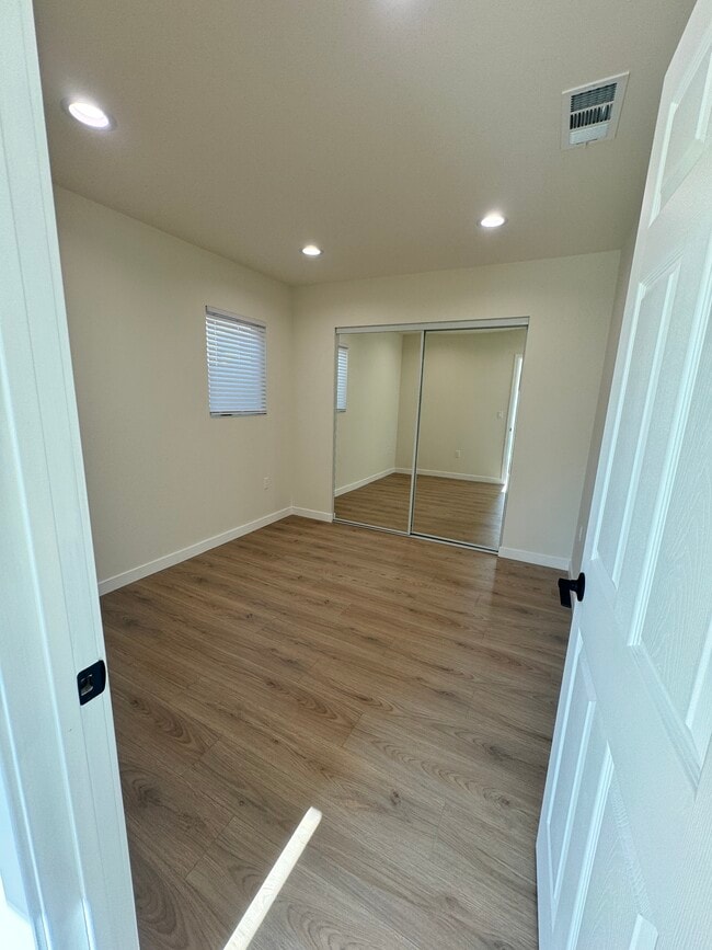 Photo - 15024 Vose St