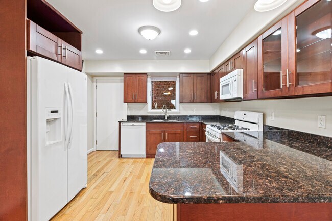 Photo - 236 W Oxford St