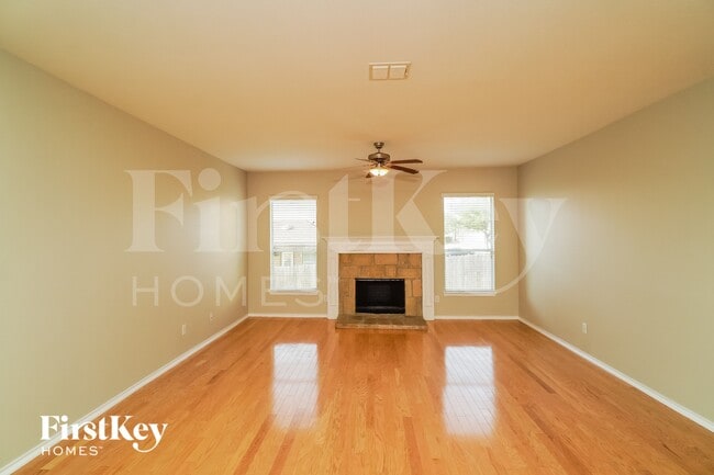 Photo - 24014 Buckthorn Pass