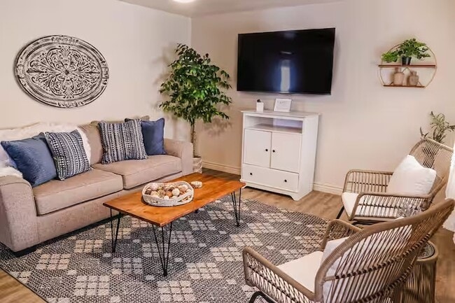 Building Photo - 521 N 12th Ave