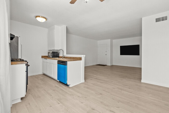 Building Photo - 21000 Parthenia St Rental