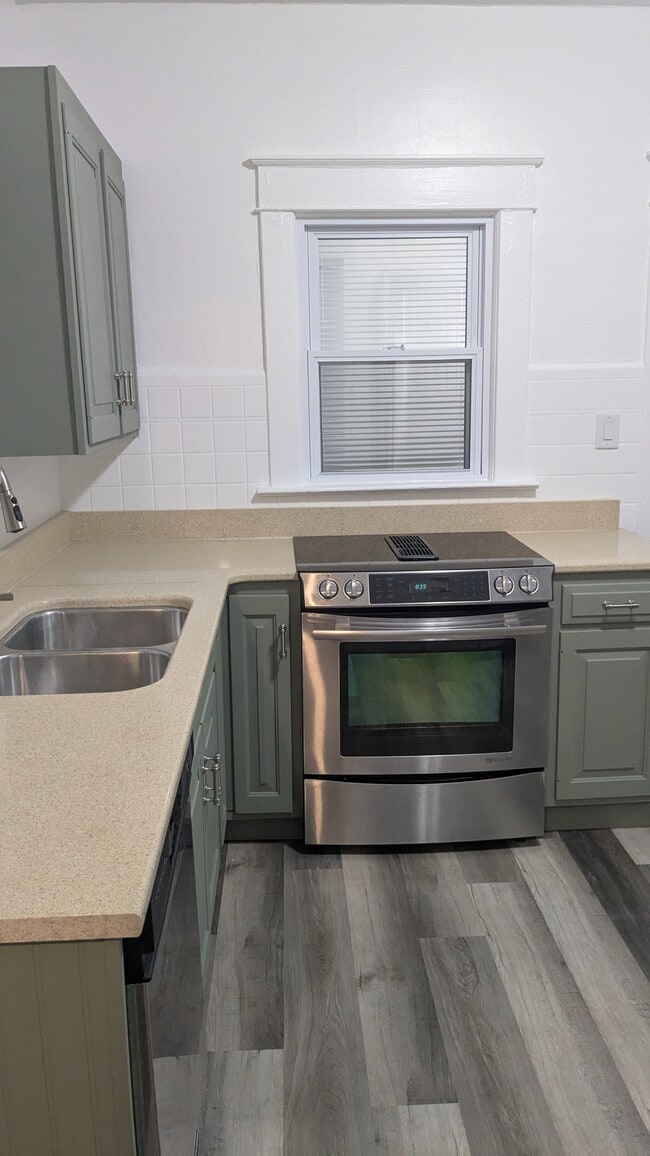 Photo - 421 E 10th St