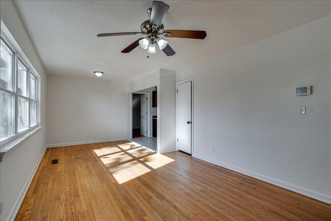 Photo - 711 Moore St