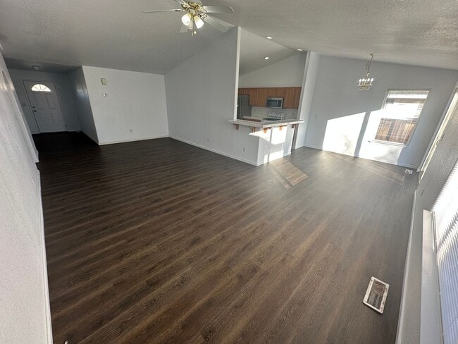 Photo - 904 Julia Ln