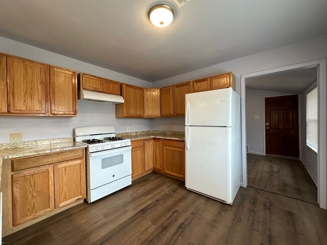 Photo - Charming 3 Bedroom / 2 Bathroom (1176 sf)