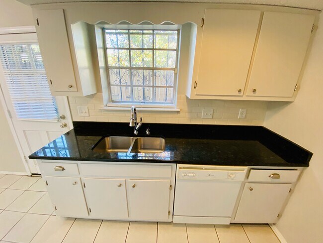 Photo - 100 Du Rhu Dr