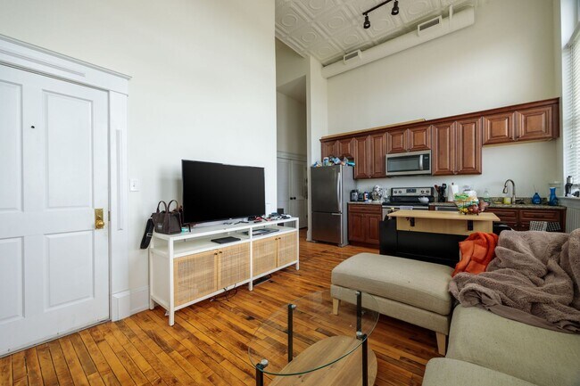 900 St James St