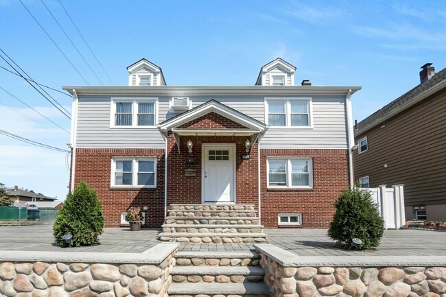 Building Photo - 489 Madeline Ave