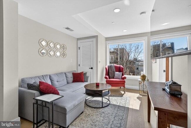 Photo - 919 12th St NE Unit 305