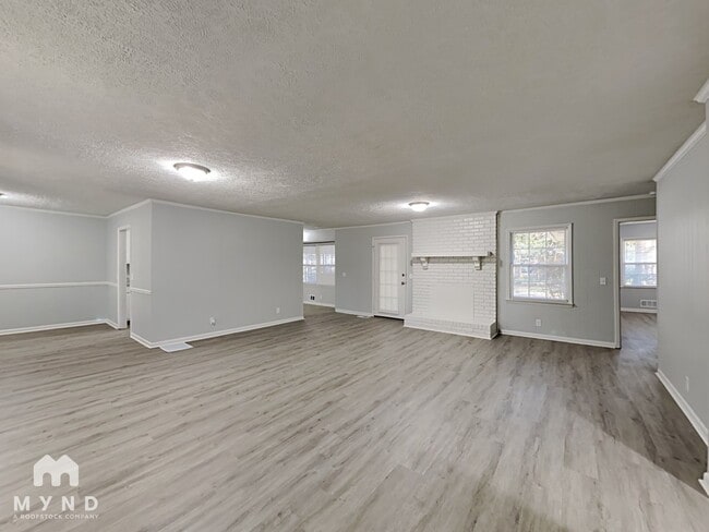 Photo - 1290 Maple St SE