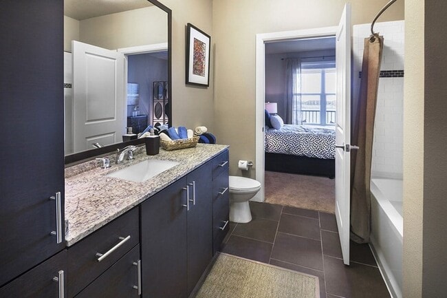 Nuestros modernos baños incluyen espejos enmarcados y azulejos