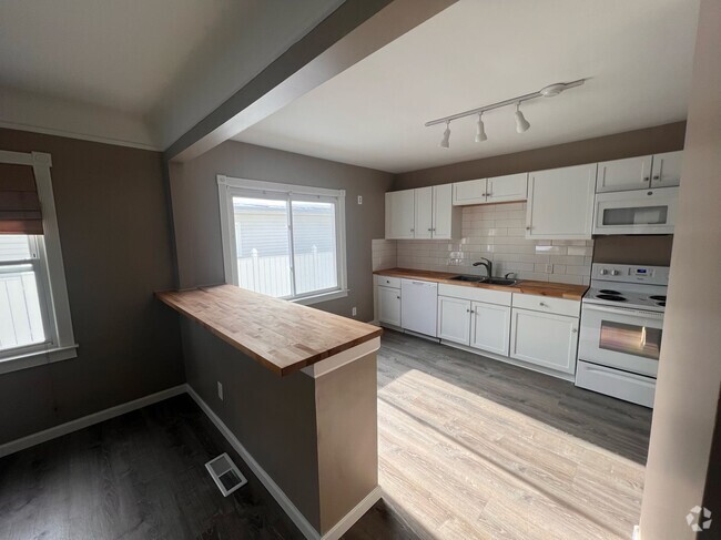 Building Photo - Beautifully Remodeled - 3 bedroom/1 Bath i... Rental