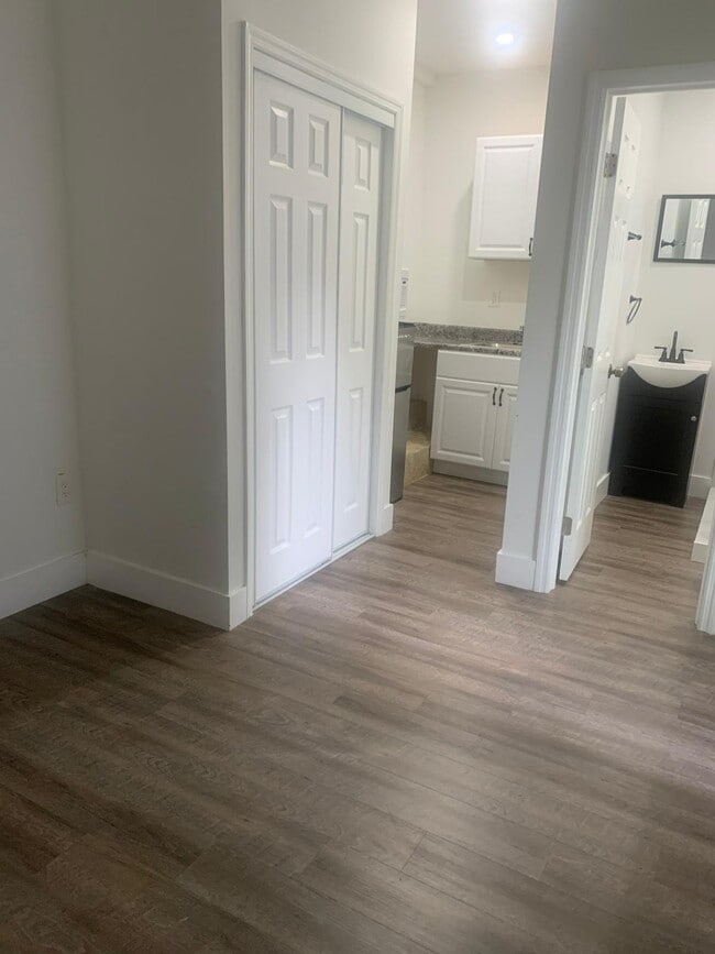 Building Photo - 232 W 43rd St Unit 232 Rental