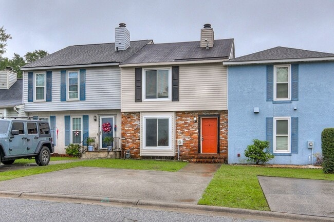 Building Photo - 2 Bed Townhouse!
