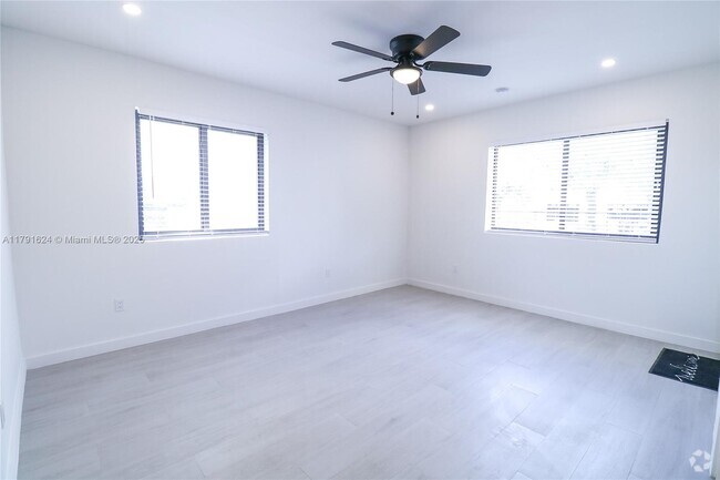 Building Photo - 221 SW 11th Ave Unit 1 Rental