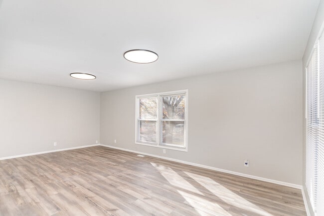 Photo - 355 Crestwood Ct