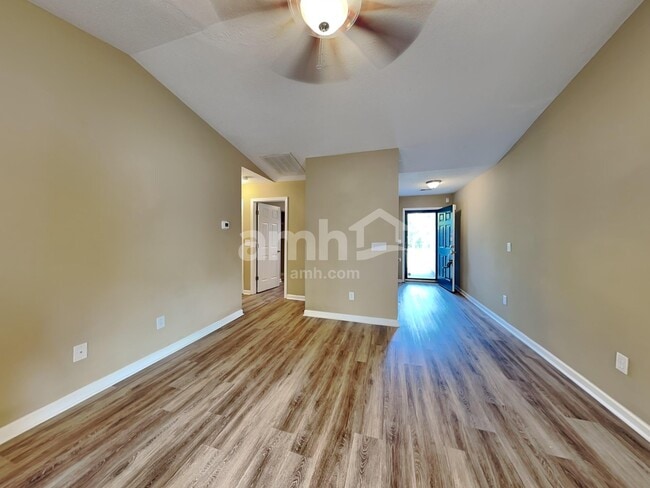Photo - 208 Winding Willow Trl
