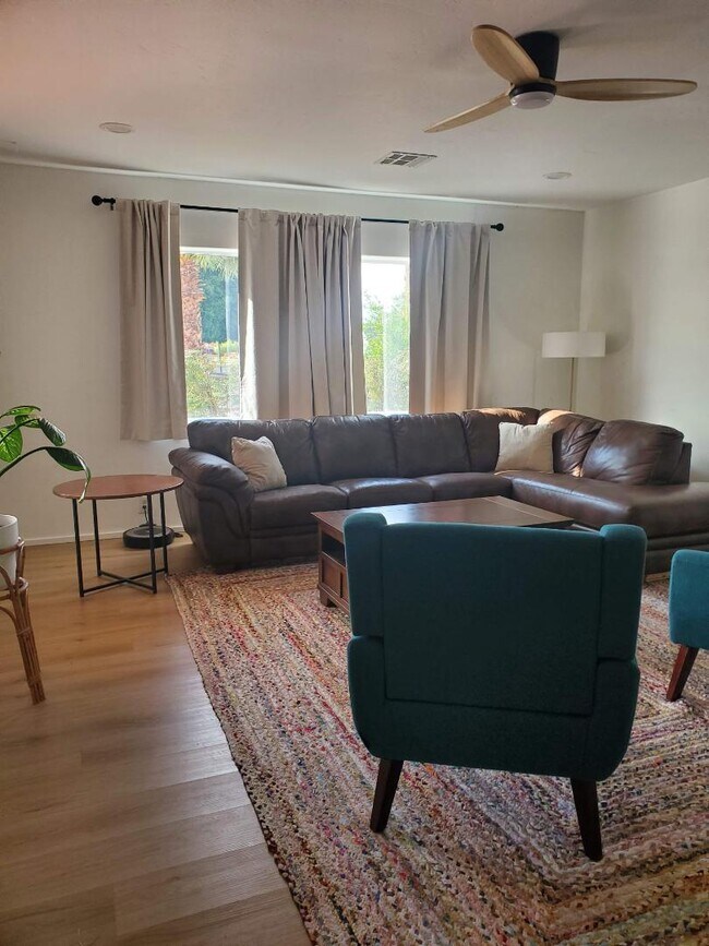 Building Photo - 1520 W Encanto Blvd