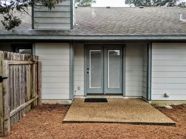 Photo - 106 Commercial Dr