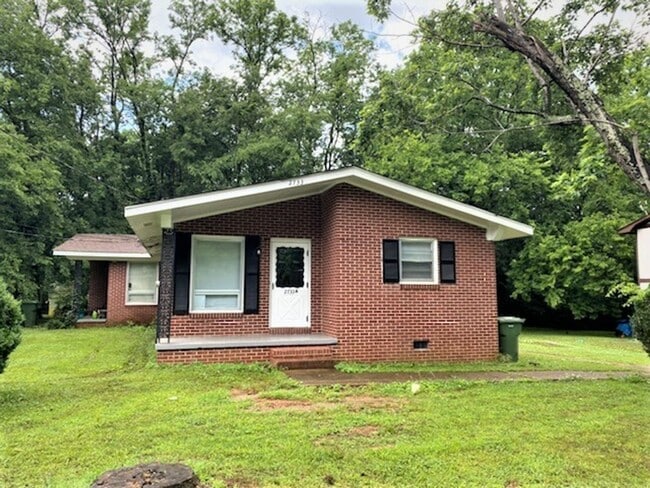 Building Photo - Move In Special!! 1/2 Off First Month's Re... Unit A