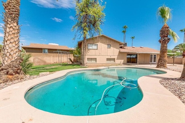 Building Photo - 6 Bedroom ASU house with pool and large yard