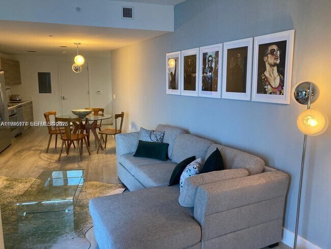 Photo - 121 NE 34th St Unidad 1914