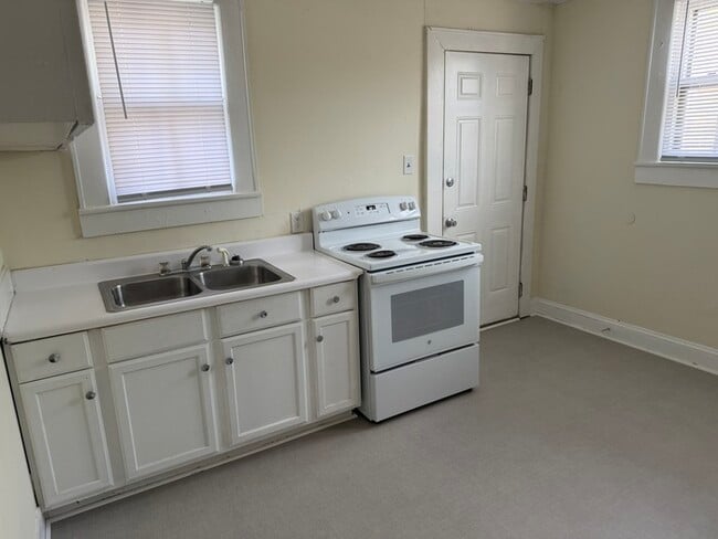 Photo - 209 E 10th St