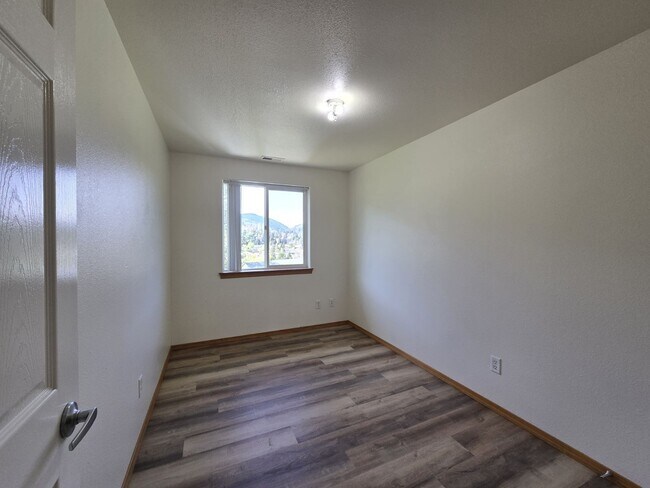 Photo - 390 Maylea Pl