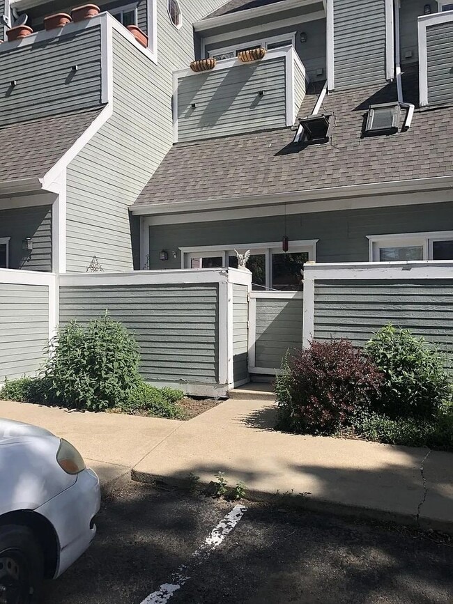 Building Photo - Bright & Convenient Unit 4