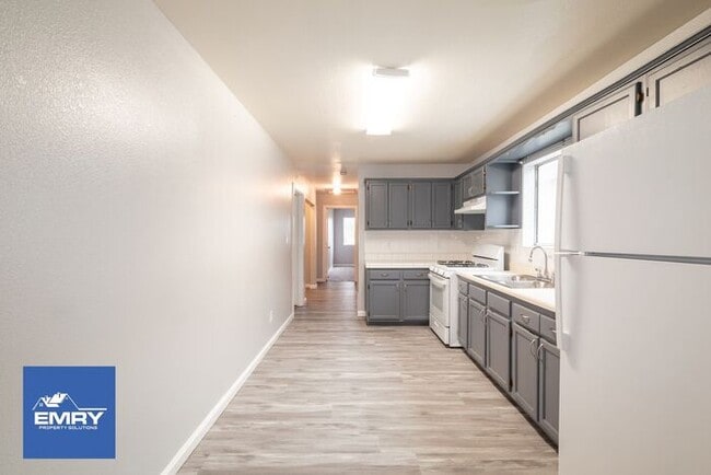 Gated/Secure 3 bed, w/ 2 Parking Spaces, Washer/Dryer Hookups