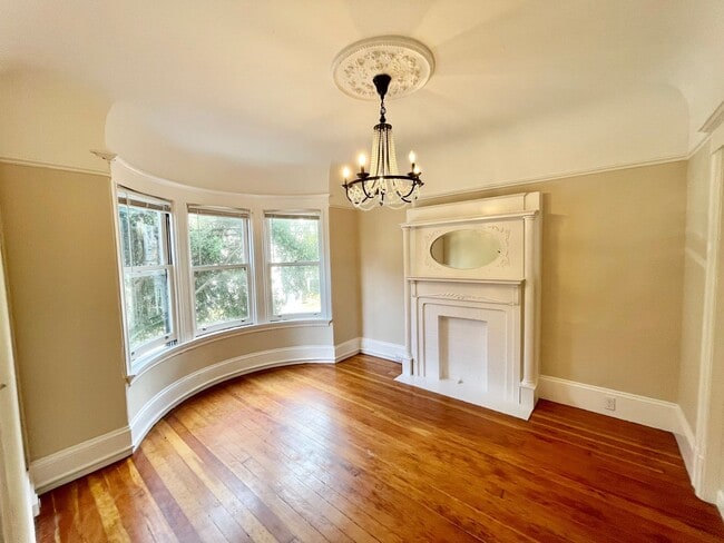 Building Photo - Duboce Park 3BR+Den/1BA.  Edwardian Charme... Unit 91 Rental