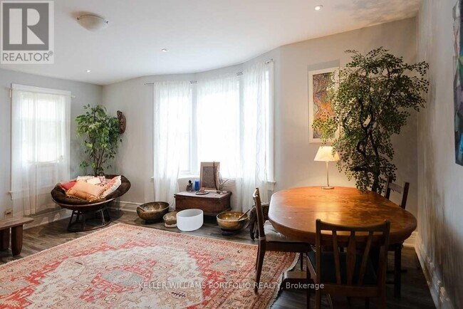 Photo - 2 Bloor St W