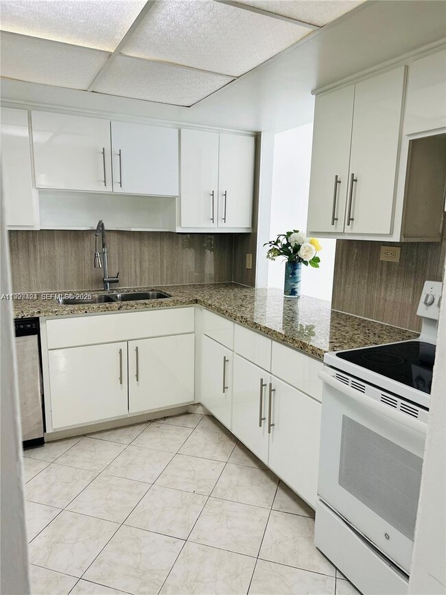 Building Photo - 1301 NE Miami Gardens Dr Unit 724W