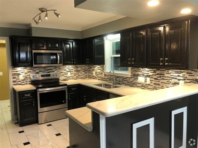 Building Photo - 2606 N Woodloch St Rental